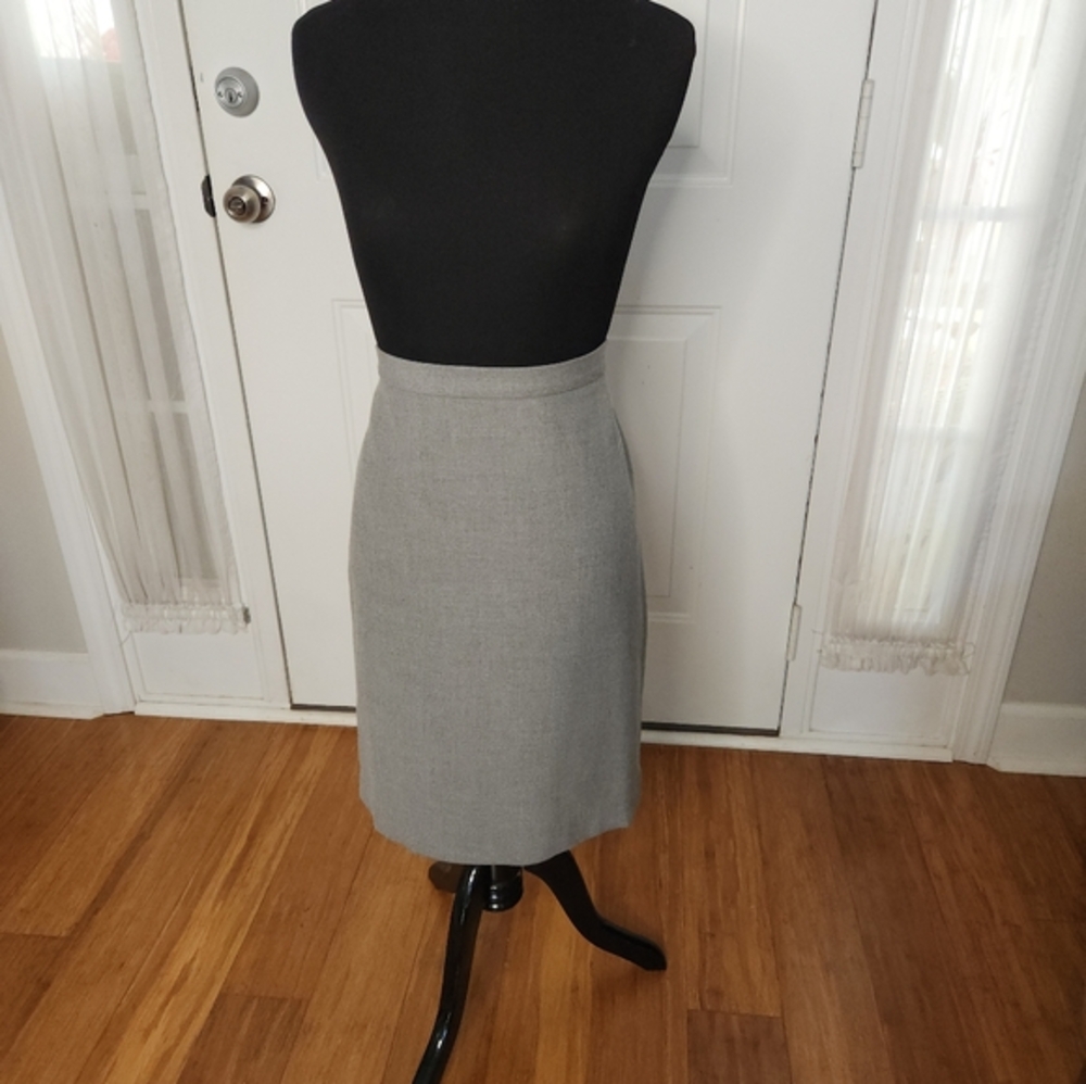Ann Taylor LOFT Gray Attention to Curve Hugging Seaming Stretch Size 6
